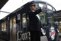 西武田辺監督、所沢の一日駅長に就任…二代目「L-train」の発車合図 画像
