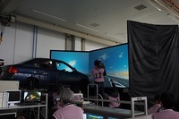 東北大学、ドライビングシミュレーターを使って逆走対策の走行実験を実施 画像