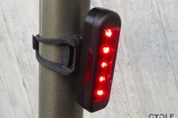 暗くなると自動で点灯…充電式テールライトでもっと安全に 画像