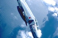 自衛隊機が! 福祉施設に駐車中のクルマとバスを機銃掃射? 画像