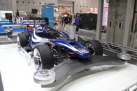 【大阪オートメッセ16】タミヤ公式の「実車版ミニ四駆」登場…巨大乾電池も 画像
