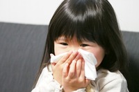 大人も知っておきたい「正しい鼻のかみ方」…中耳炎リスクを防ぐ 画像