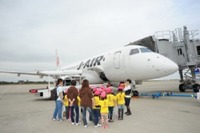 JALとベネッセ、東北3県の小学生をチャーター便体験飛行とお仕事見学に招待 画像