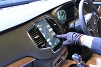 【ボルボ XC90 新型】北欧ならでは、手袋でも操作できるタッチスクリーン 画像