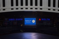 デルタ航空、ヤンキースタジアムに大型の立体文字看板を新設 画像