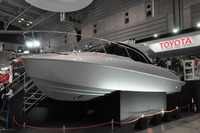 【ジャパンボートショー16】流麗なスタイルで目を引く、トヨタ・ヤンマーのクルーザー第一号 画像