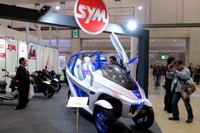 【東京モーターサイクルショー16】SYMが電動3輪モビリティのコンセプトを出展 画像