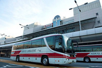 羽田・成田空港でリフト付リムジンバスを実証運行 画像