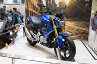 【東京モーターサイクルショー16 動画】BMW初のスモール「G310R」公開、電動マキシスクーターも 画像