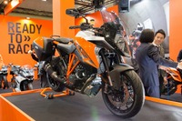 【東京モーターサイクルショー16 動画】KTM、スポーツツアラーの新境地「1290スーパーデュークGT」と進化版「690デューク」投入 画像