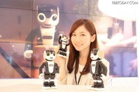 シャープ、ロボット電話「ロボホン」発売…価格は19万8000円 画像