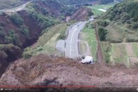 国土地理院、豊肥線や阿蘇大橋をドローン空撮…土砂崩れで無残な姿に 画像