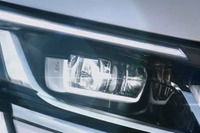 ルノー、謎のSUV初公開へ…ヘッドライトはフルLED 画像