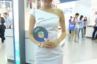 【COMPUTEX 11】美女写真蔵…男子濃度が高い中で 画像