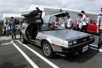 湘南に「デロリアンDMC-12」降臨…“現代にタイムスリップ”させたのは個人間カーシェア「エニカ」 画像