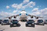 ポルシェ、新型 カイエン を空輸 画像