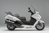 ホンダ、シルバーウイング 600 のカラーリング変更と装備充実 画像