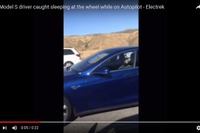 自動運転車でドライバーが居眠り、決定的瞬間［動画］ 画像