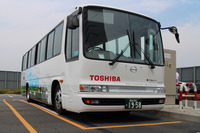 東芝、ワイヤレス充電採用の中型EVバスで高速道路の実証走行を開始 画像