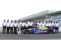 【第100回 INDY500】 ウィナーが記念撮影会、勝利の喜びにひたる 画像