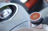 運転中にメール返信も? スマホを遠隔操作できるデバイス「O6」 画像