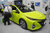 【スマートコミュニティ16】トヨタ プリウスPHV 新型に来場者は興味津々 画像