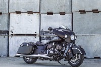 インディアン、チーフテン・ダークホース 発売…ブラックアウトでより攻撃的に 画像