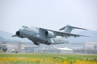 川崎重工、C-2 輸送機の量産初号機を航空自衛隊に納入 画像