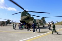 航空自衛隊の輸送ヘリコプターに搭乗する 10月15日 画像