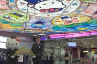 京王多摩センター駅にサンリオキャラの巨大ステンドグラス…装飾工事が完了 画像