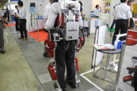 【インフラ検査・維持管理展16】三菱重工のパワーアシストスーツ、2020年までに製品化へ 画像