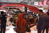 【インドネシアオートショー16】今日からが本番、品定めをする来場者&価格表を持ったスタッフ 画像