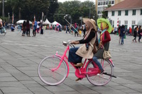 ジャカルタ、カラフルでレトロな自転車に乗り自撮りする人々…オランダ統治時代の光景を今に 画像