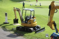 ゴルフトーナメント会場に大量の重機・建機　その1…キャタピラー CAT Ladies 画像