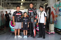 SUPER GT 初音ミク陣営で小学5年生がマネージャー職を体験…松本唯依さん「歩く距離の長さに驚き」 画像