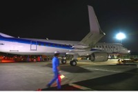 気をつけて! 公道を横断する飛行機---MRJ組立中のひとコマ 画像