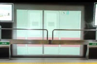 JR東日本、低コストのホームドアを町田駅で試行 画像