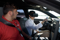 【アウディ TechDay 16】オキュラスを装着したまま運転し、先進安全装備を体験…VRトレーニング 画像