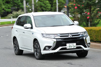 【三菱 アウトランダーPHEV 試乗】本気度では欧州に勝る出来、あとは禊を済ませて…中村孝仁 画像