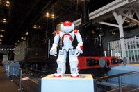 鉄道博物館、人型ロボット「NAO」が来場者を案内---4カ国語に対応 画像