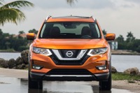 日産 エクストレイル の米国版 、ローグ に2017年型…表情一新 画像