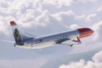 生誕100周年の英国人作家、ノルウェジアン機に描かれる 画像