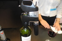 【ギフトショー16】まるで手品のよう、コルクを抜かずにワインが飲める…コラヴァン 画像