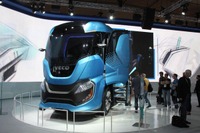 【ハノーバーモーターショー 16】謎のガンダム風トラック…IVECO 画像