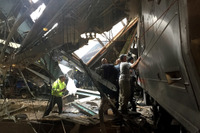 【新聞ウォッチ】NY近郊の終着駅で通勤列車が暴走---1人死亡、日本人含む100人超が負傷 画像