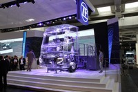 【ハノーバーモーターショー 16】強化アクリルのスケルトントラクター登場…ZF 画像