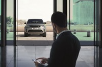 【パリモーターショー16】ランドローバー ディスカバリー 新型、スマホで後席を遠隔操作 画像