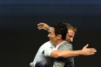 【F1 日本GP】バトン選手、琢磨選手と数年ぶりのツーショット 画像
