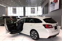 スバル、本社ショールームに福祉車両を初めて展示 画像