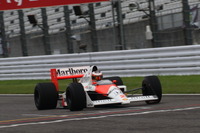 【F1 日本GP】往年のF1マシン2台が鈴鹿サーキットを疾走、バンドーンも感激「すごく光栄」 画像